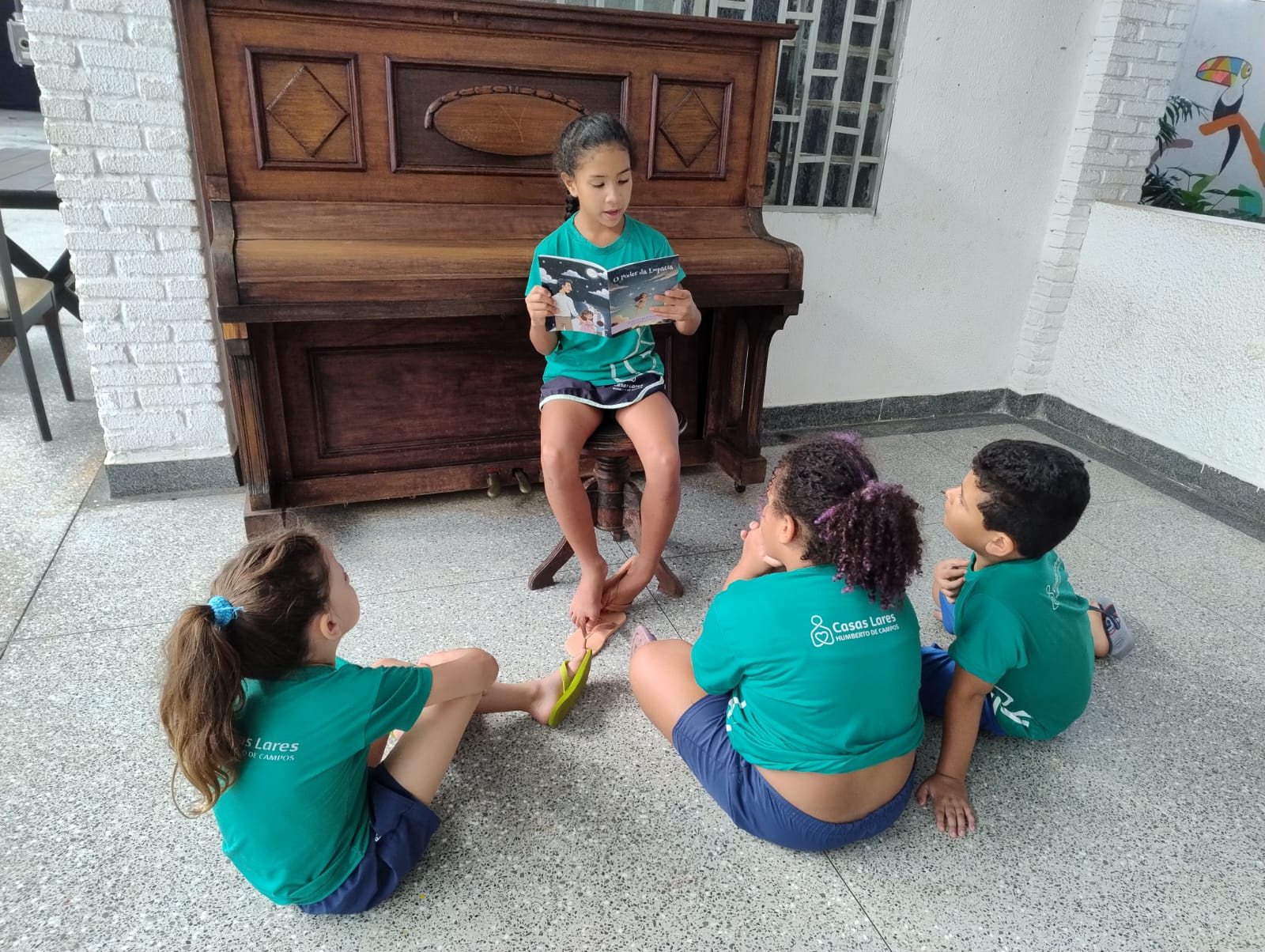 Criancas Casas Lares GEAEF com livrinho